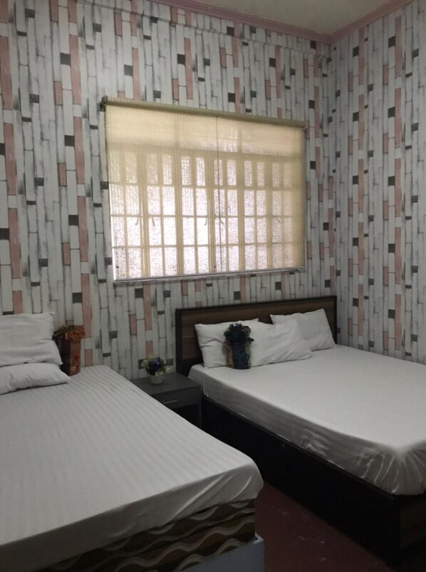 Habitación cuádruple económica | 1 habitación, wifi gratis y ropa de cama 