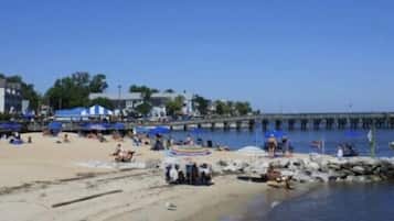 Plage à proximité, chaises longues, serviettes de plage