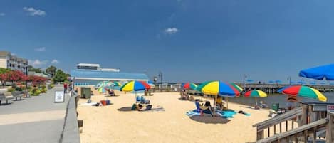 Plage à proximité, chaise longue, serviettes de plage
