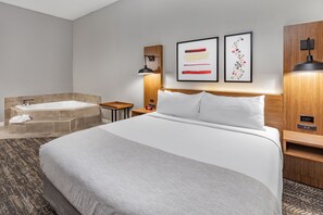 客房, 1 张特大床, 无烟房, 按摩浴缸 | 熨斗/熨衣板、免费 WiFi、床单