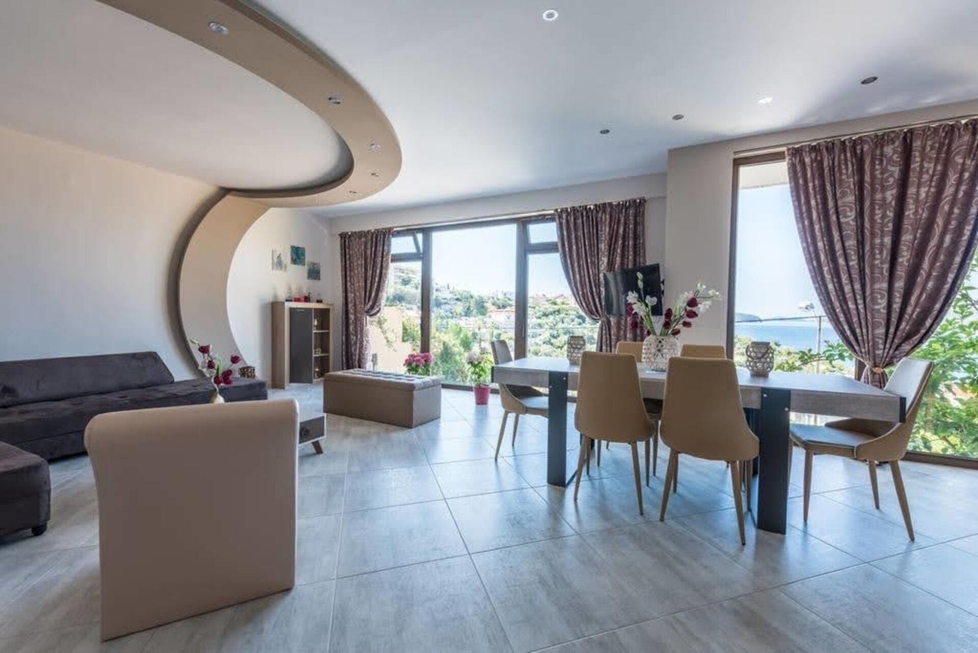 Appartement, Meerdere bedden | Woonkamer | Een 30-inch televisie met kabelzenders