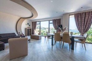 Apartment, Multiple Beds | Living room | 30-inch TV with cable channels