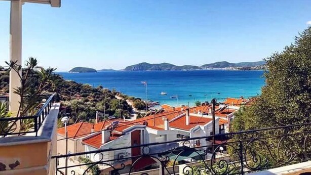 A coastal view with buildings and a clear blue sky. - Endless Blue/luxury Apartment (Kavala)