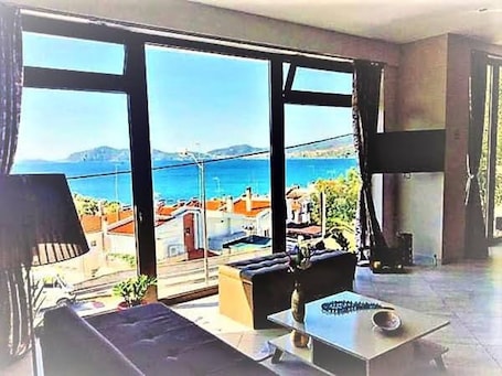 Apartment, Multiple Beds | Living room | 30-inch TV with cable channels