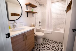 Een douche, handdoeken, zeep, toiletpapier