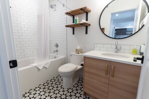 Een douche, handdoeken, zeep, toiletpapier