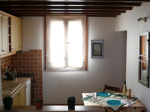 Kühlschrank, Ofen, Geschirrspüler, Wasserkocher mit Kaffee-/Teezubehör