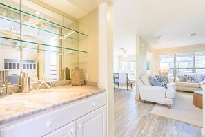 Condo, várias camas (Magnolia Village 507) | Sala de estar | TV