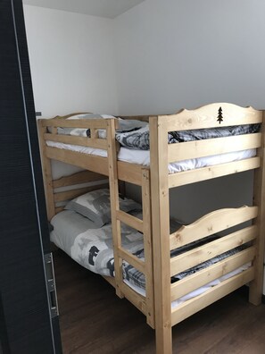 1 dormitorio, cuna de viaje, wifi gratis y ropa de cama