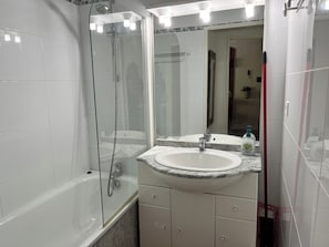 Ensemble douche/baignoire, sèche-cheveux