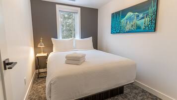 3 slaapkamers, een strijkplank/strijkijzer, gratis wifi, beddengoed