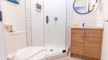 Een douche, handdoeken, toiletpapier