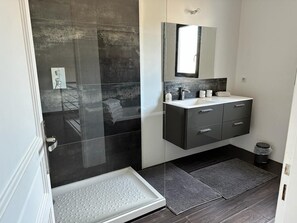 Ensemble baignoire-douche, séchoir à cheveux, serviettes fournies