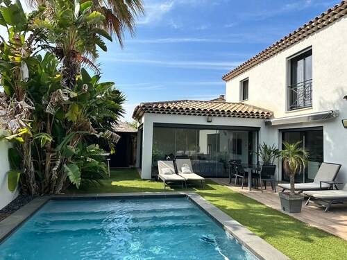 Designer villa with a pool, featuring all the amenities, just a 5-minute walk from the beach.