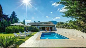 A modern house with a swimming pool, surrounded by a well-maintained garden and a clear sky. - Villa Llobiner, Perfect location! A country villa by Renthousing (Pollen ça)