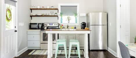 KĂŒhlschrank, Mikrowelle, Ofen, Herdplatte