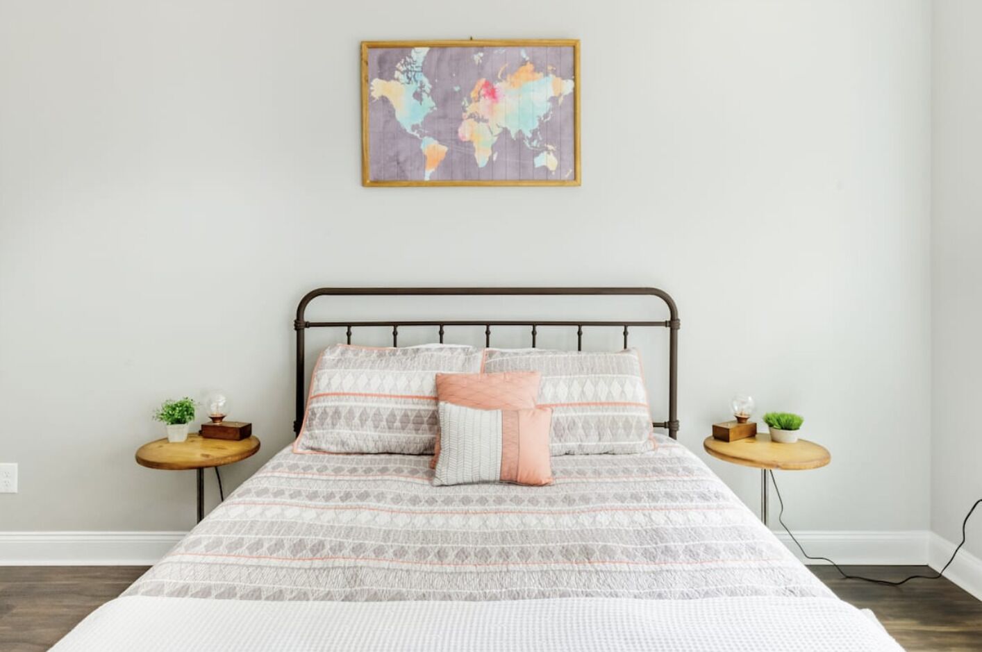 2 Schlafzimmer, Schreibtisch, Bügeleisen/Bügelbrett, Reisekinderbett