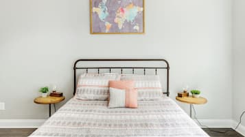 2 Schlafzimmer, Schreibtisch, Bügeleisen/Bügelbrett, Reisekinderbett