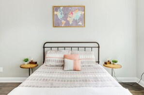 1 habitación, escritorio, tabla de planchar con plancha y cuna de viaje 