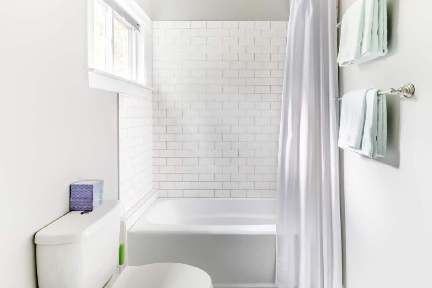 Ensemble douche/baignoire, sèche-cheveux, serviettes fournies, savon