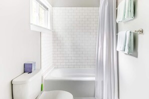 Combined shower/tub, hair dryer, towels, soap - Cozy Detached Apartment in a Secluded Locale (Alpharetta)