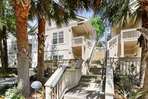 Property grounds - 3 bedroom/3 bathroom 2nd floor Shipyard villa with community tennis and pool (Hilton Head Island)