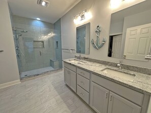 Shower, towels - 3 bedroom/3 bathroom 2nd floor Shipyard villa with community tennis and pool (Hilton Head Island)