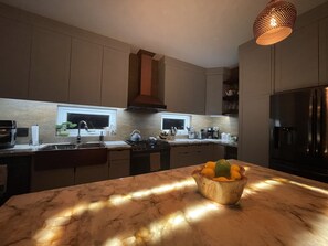 Réfrigérateur, four à micro-ondes, un four, surface de cuisson