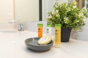 Badewanne, Haartrockner, Handtücher