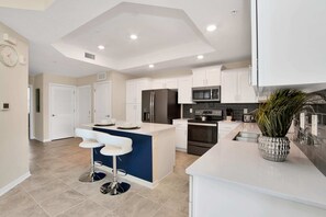 Apartment (3 Bedrooms) | Private kitchen | Fridge, microwave, oven, stovetop - Posh and Spacious 3BD Condo With Patio, Pond View and Close to Disney! #3sl108 (Kissimmee)