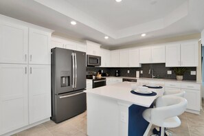 Apartment (3 Bedrooms) | Private kitchen | Fridge, microwave, oven, stovetop - Posh and Spacious 3BD Condo With Patio, Pond View and Close to Disney! #3sl108 (Kissimmee)