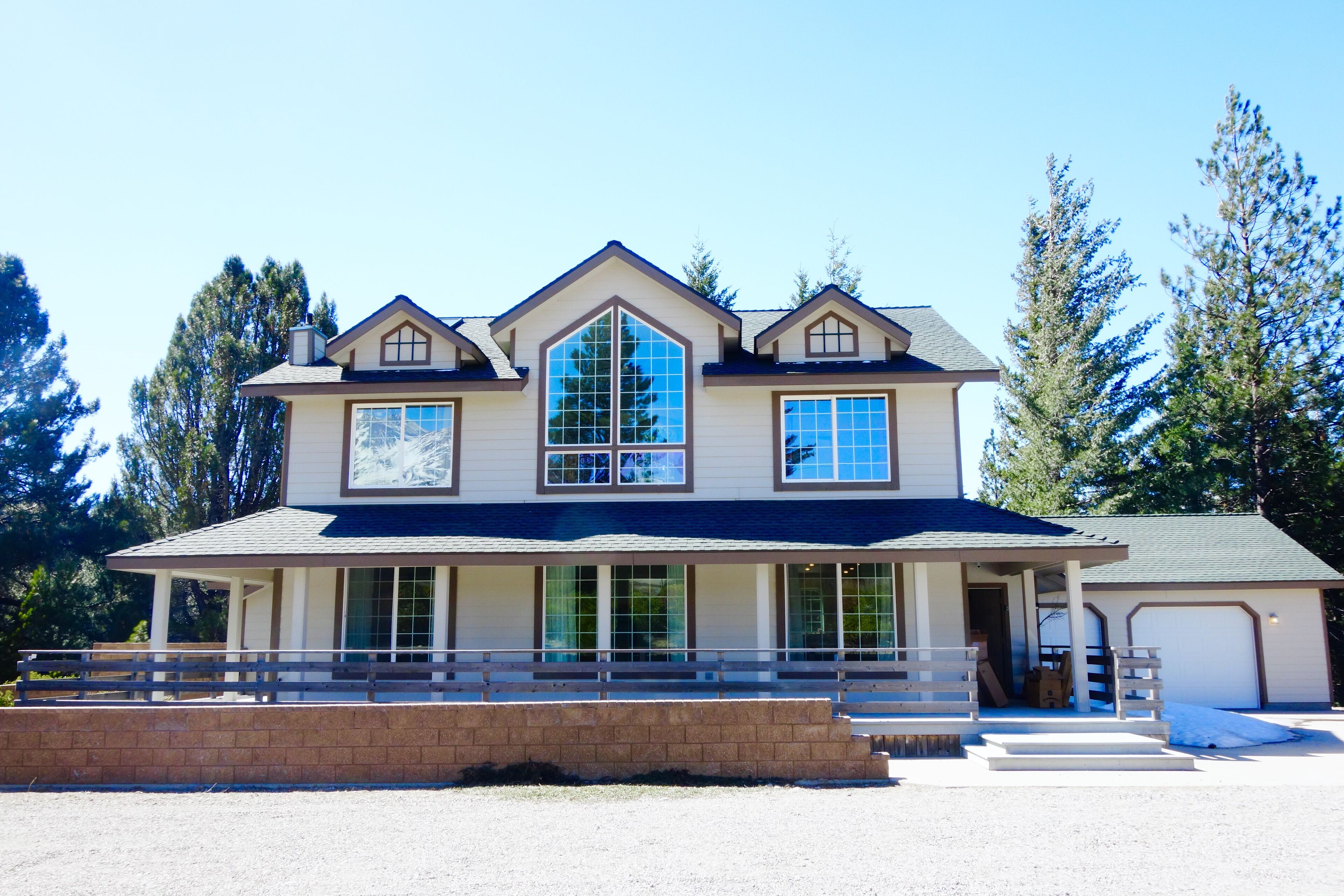 Mt Shasta✨Jacuzzi✨Mt Views✨4 acres✨Brand New Interior Decor✨