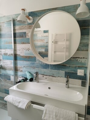 Dusche, Haartrockner, Handtücher, Seife