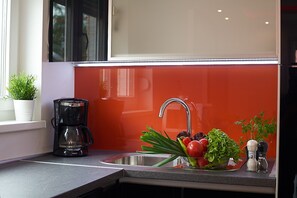 Frigorifero, microonde, forno, piano cottura