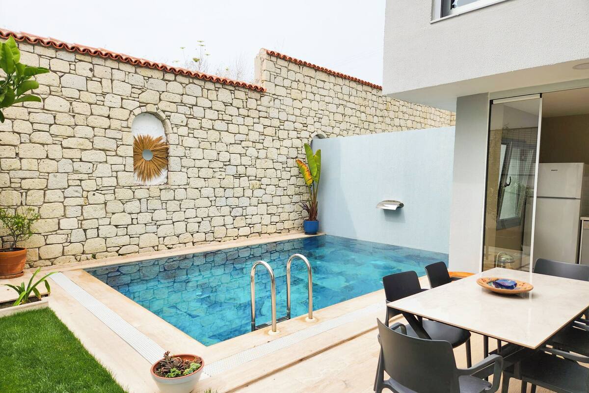 Luxury Studio Suite | Free WiFi, bed sheets