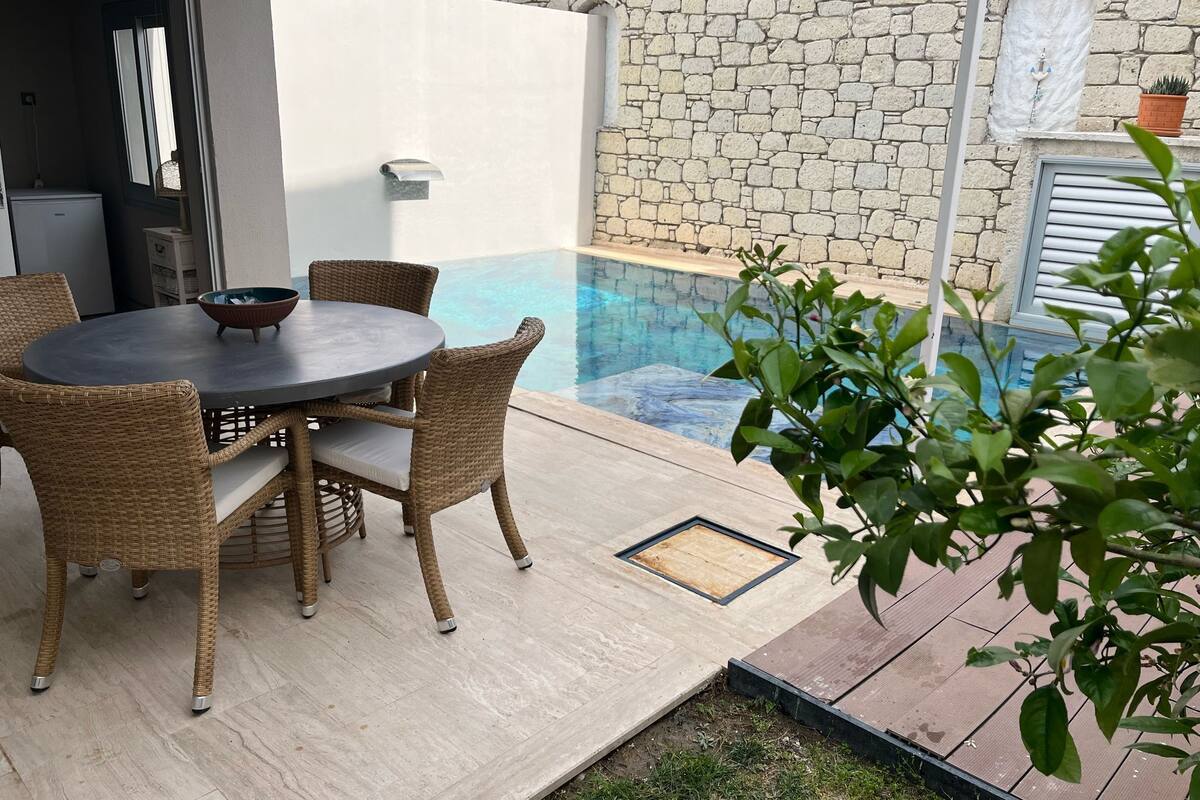 Premier Studio Suite | Free WiFi, bed sheets