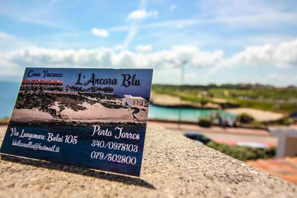 Carte de visite de Casa Vacanze L'Ancona Blu, indiquant l’adresse et les numéros de téléphone.