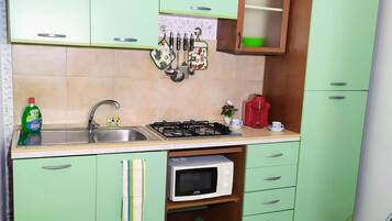 KylskÄp, mikrovÄgsugn, spishÀll och kaffe- och tebryggare