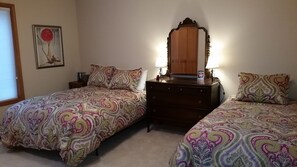 3 chambres, bureau, fer et planche à repasser, lit parapluie