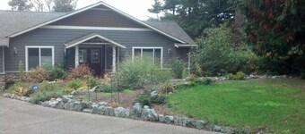 Highbank waterfront with hot tub, firepit, crab boat, pots and 2 single kayaks!