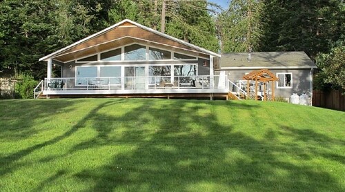 Highbank waterfront with hot tub, firepit, crab boat, pots and 2 single kayaks!