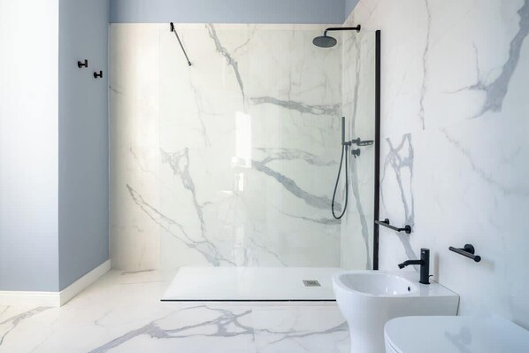 Dusche, Haartrockner, Toilettenpapier