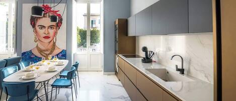 Réfrigérateur, micro-ondes, four, plaque de cuisson