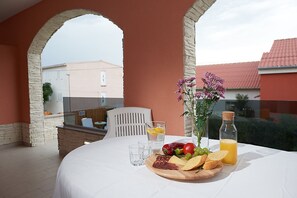 Outdoor dining - Villa Adria II, apartment B2, with 2 swimming pools (Pag)