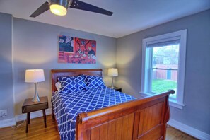 1 bedroom, desk, iron/ironing board, WiFi - Elegant Minimalist Gem w/ Private backyard, W/D (Saint Louis)