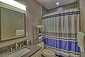 Ducha, secador de pelo y toallas