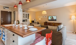 Íbúð | Einkaeldhús | Ísskápur, örbylgjuofn, bakarofn, uppþvottavél