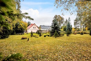 Property grounds - Spacious garden Cottage Prameny (Prameny)