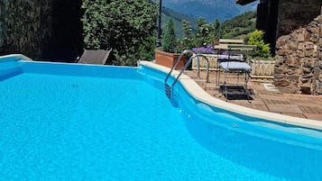 Een buitenzwembad, een verwarmd zwembad