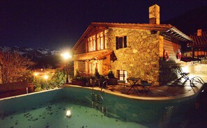 Een buitenzwembad en een verwarmd zwembad